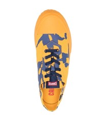 Sneakers basse di tela gialle di Camper