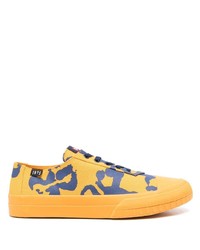 Sneakers basse di tela gialle di Camper
