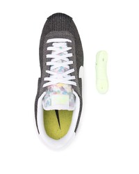 Sneakers basse di tela grigio scuro di Nike