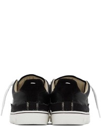 Sneakers basse di tela nere e bianche di Maison Margiela