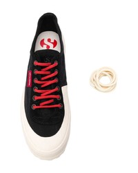 Sneakers basse di tela nere e bianche di Superga