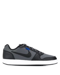 Sneakers basse di tela nere di Nike