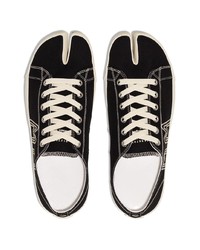 Sneakers basse di tela ricamate nere e bianche di Maison Margiela