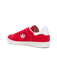 Sneakers basse di tela rosse di adidas
