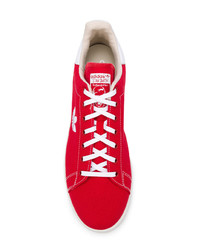 Sneakers basse di tela rosse di adidas