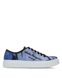 Sneakers basse di tela stampate azzurre di Ferragamo