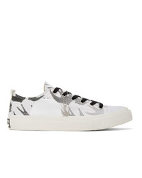 Sneakers basse di tela stampate bianche e nere di McQ Alexander McQueen