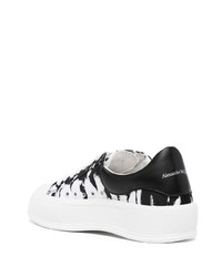 Sneakers basse di tela stampate nere e bianche di Alexander McQueen