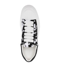 Sneakers basse di tela stampate nere e bianche di Alexander McQueen