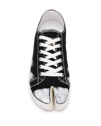 Sneakers basse di tela stampate nere e bianche di Maison Margiela