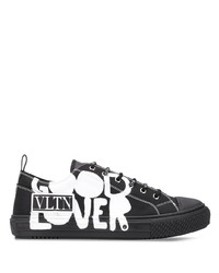 Sneakers basse di tela stampate nere e bianche di Valentino Garavani