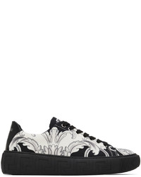 Sneakers basse di tela stampate nere e bianche di Versace