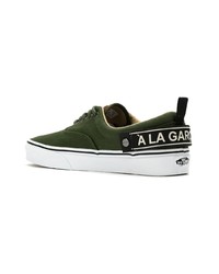 Sneakers basse di tela verde oliva di À La Garçonne