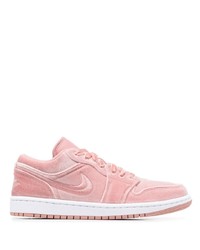 Sneakers basse di velluto rosa di Nike