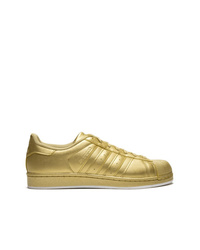Sneakers basse dorate di adidas