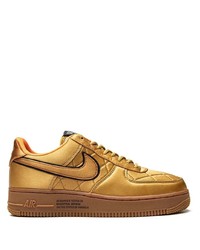 Sneakers basse dorate di Nike