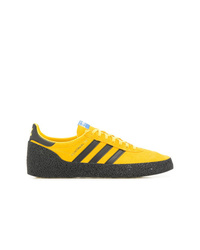Sneakers basse gialle di adidas