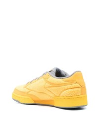 Sneakers basse gialle di Reebok