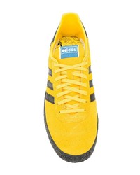 Sneakers basse gialle di adidas