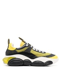 Sneakers basse gialle di Moschino
