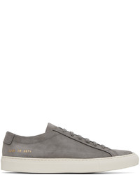 Sneakers basse grigie di Common Projects
