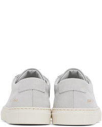 Sneakers basse grigie di Common Projects