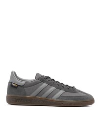 Sneakers basse grigio scuro di adidas