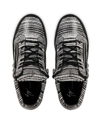 Sneakers basse in pelle a righe orizzontali bianche e nere di Giuseppe Zanotti