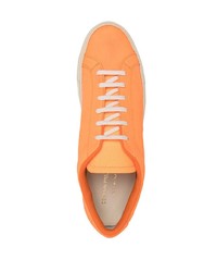 Sneakers basse in pelle arancioni di Common Projects