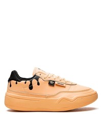 Sneakers basse in pelle arancioni di adidas