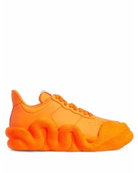 Sneakers basse in pelle arancioni di Giuseppe Zanotti