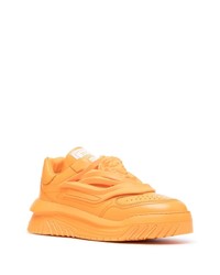 Sneakers basse in pelle arancioni di Versace