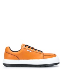 Sneakers basse in pelle arancioni di Sunnei