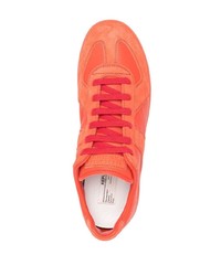 Sneakers basse in pelle arancioni di Maison Margiela