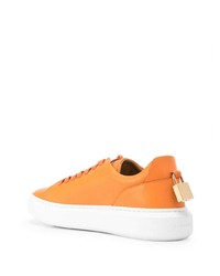 Sneakers basse in pelle arancioni di Buscemi
