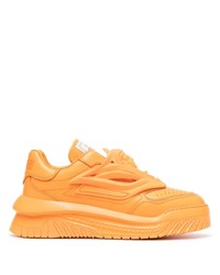Sneakers basse in pelle arancioni di Versace
