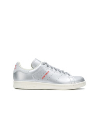 Sneakers basse in pelle argento di adidas