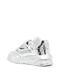 Sneakers basse in pelle argento di Versace