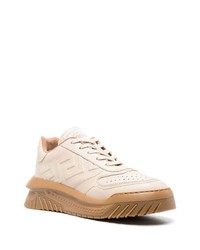 Sneakers basse in pelle beige di Versace