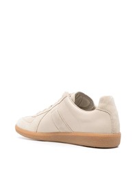 Sneakers basse in pelle beige di Maison Margiela