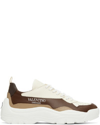 Sneakers basse in pelle beige di Valentino Garavani