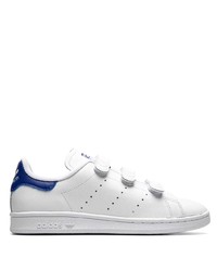 Sneakers basse in pelle bianche e blu scuro di adidas