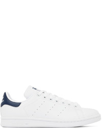 Sneakers basse in pelle bianche e blu scuro di adidas Originals
