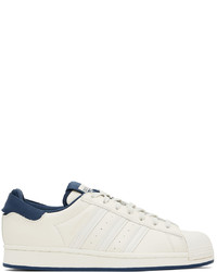 Sneakers basse in pelle bianche e blu scuro di adidas Originals