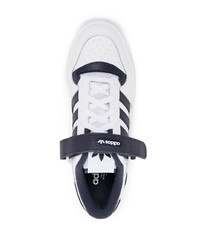 Sneakers basse in pelle bianche e blu scuro di adidas