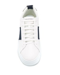 Sneakers basse in pelle bianche e blu scuro di Emporio Armani