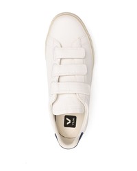 Sneakers basse in pelle bianche e blu scuro di Veja