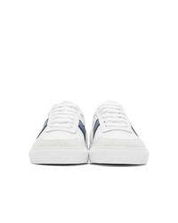 Sneakers basse in pelle bianche e blu scuro di Axel Arigato