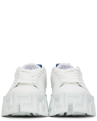 Sneakers basse in pelle bianche e blu scuro di Versace