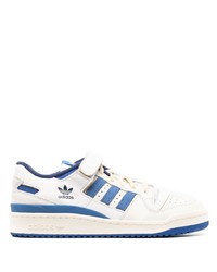 Sneakers basse in pelle bianche e blu di adidas